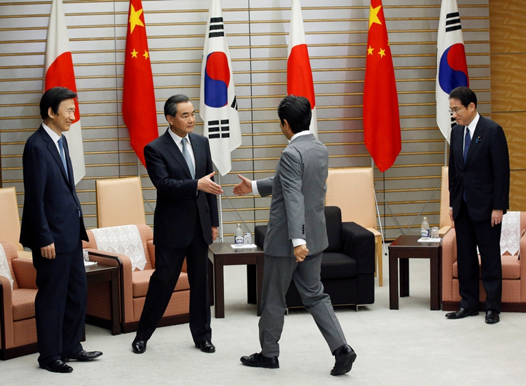 日本首相安倍晉三在府邸接見中日韓三國外長