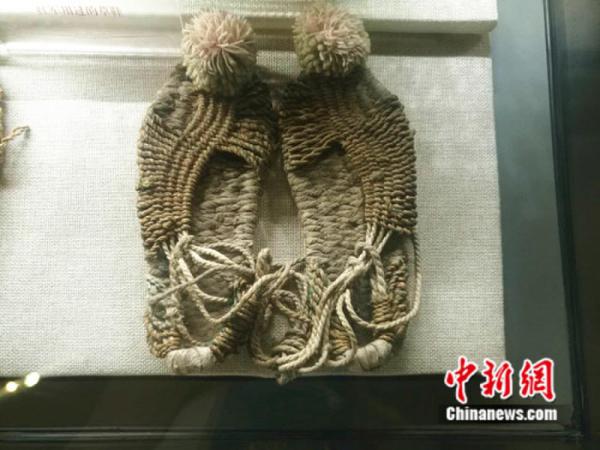中央紅軍長征出發紀念館內珍藏著謝志堅老人捐贈的草鞋。 中新網記者 張尼 攝
