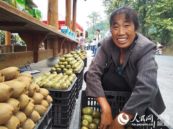 劉發玉是菖蒲塘村的嫁接能手，10月份銷售完家裏的獼猴桃，她就要去重慶為果圃嫁接苗木