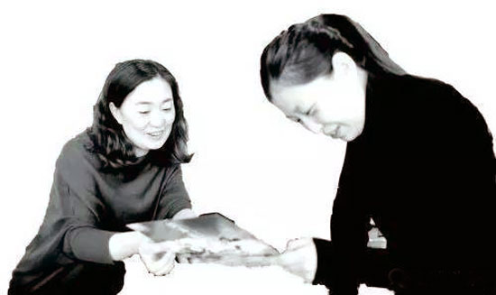 王慶(左)在給顧客介紹旅遊項目