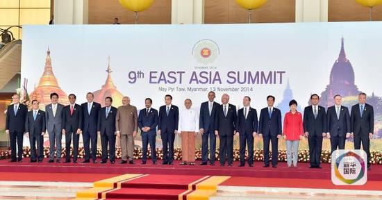 2014年11月13日，克強總理在緬甸內比都出席第九屆東亞峰會。這是峰會開始前，與會領導人合影。新華社記者李濤攝