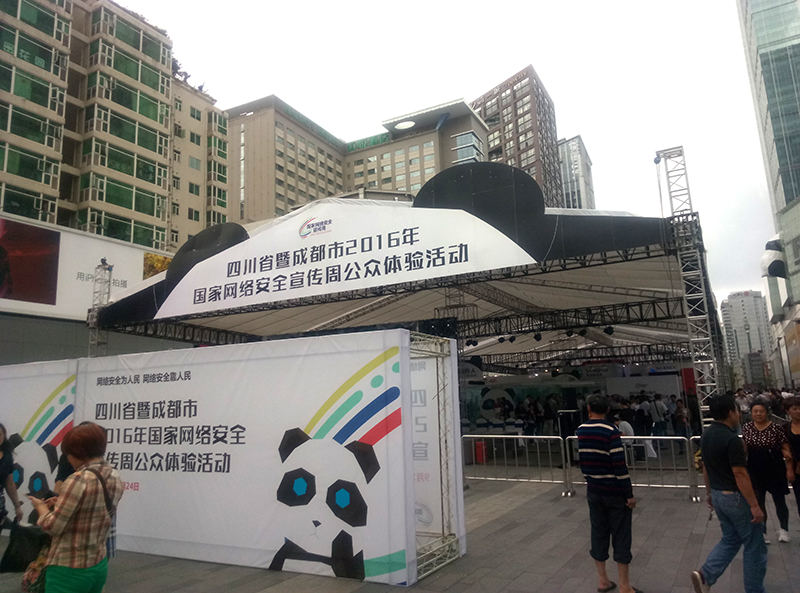 在體驗活動現場,隨處可見四川的萌係代表熊貓