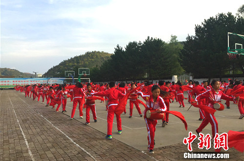 華池縣列寧中學的學生們正在打腰鼓。中新網 種卿 攝