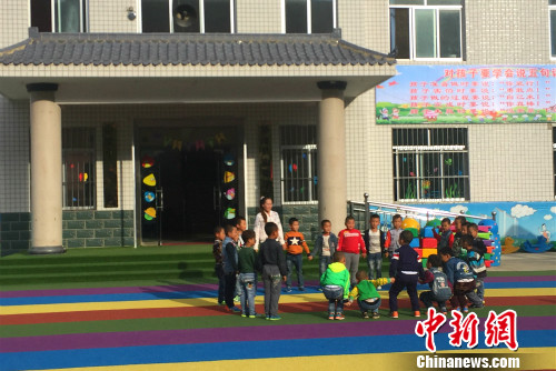 南梁中心幼兒園的小朋友在老師的帶領下玩遊戲。中新網 種卿 攝