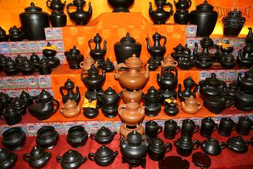 藏族古老的黑陶工藝已有上千年曆史，至今仍保留著原始的手工製作方法。班瑪黑陶種類繁多，有壺、燈盞、罐、壇等，既是藏族人的日常用品、工藝品，又是當地藏族的宗教文化活動必不可少的信仰用品。