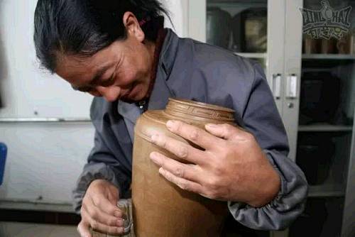 黑陶製作過程都是原始手工製作，用土來自班瑪縣燈塔鄉山，要經過取土、曬乾、粉碎、和泥、打磨、捏制、發酵、火燒、熏黑、拋光、成品才能製作出完美的黑陶工藝品。