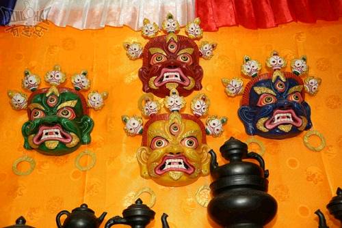 藏族面具藝術，是藏族文明歷史進程中的産物。藏族土著先民的燴面、繪身習俗，是面具藝術的初期形式。目前，在藏區面具還很盛行，它已不僅僅是宗教用具，現已作為工藝品挂件，在民間十分流行。