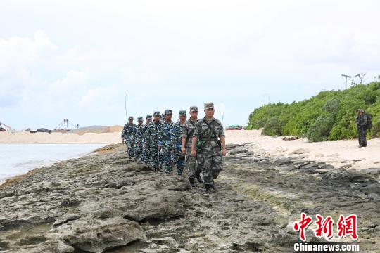 三沙警備區組織民兵對島礁進行常態化巡邏。　李書兵攝