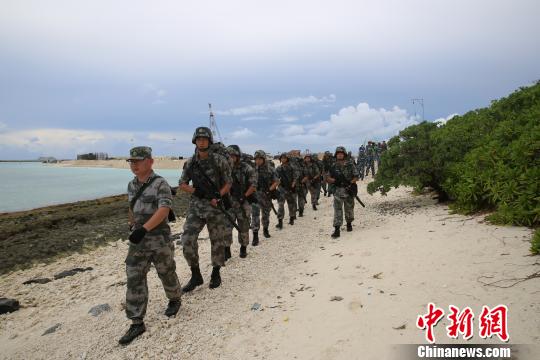 三沙警備區現役官兵與島礁民兵正在常態化訓練。　農史善攝