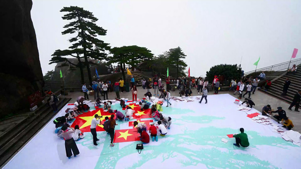 黃山千名遊客2016塊碎片拼出巨型國旗