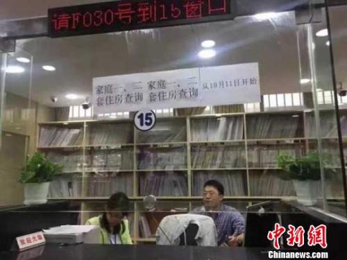 為了緩解窗口壓力，南京市房産局檔案館新開兩個窗口辦理開具購房證明業務。　申冉 攝