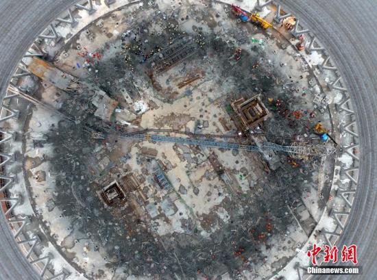 資料圖:江西豐城發電廠三期擴建工程“11.24”冷卻塔施工平臺坍塌事故現場。劉佔昆 攝