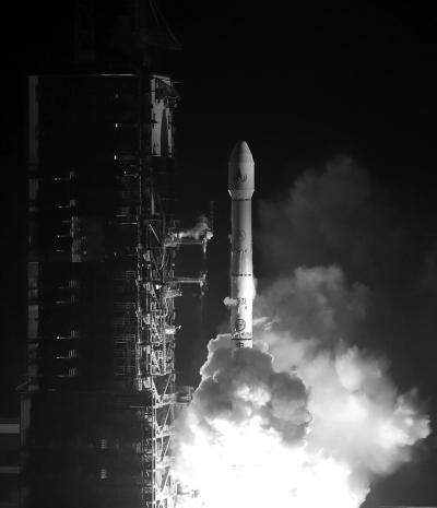 12月11日,搭載風雲四號衛星的運載火箭在西昌衛星發射中心點火升空。新華社發 　　　　　　　　　　　　　　　　　　　　新華社發