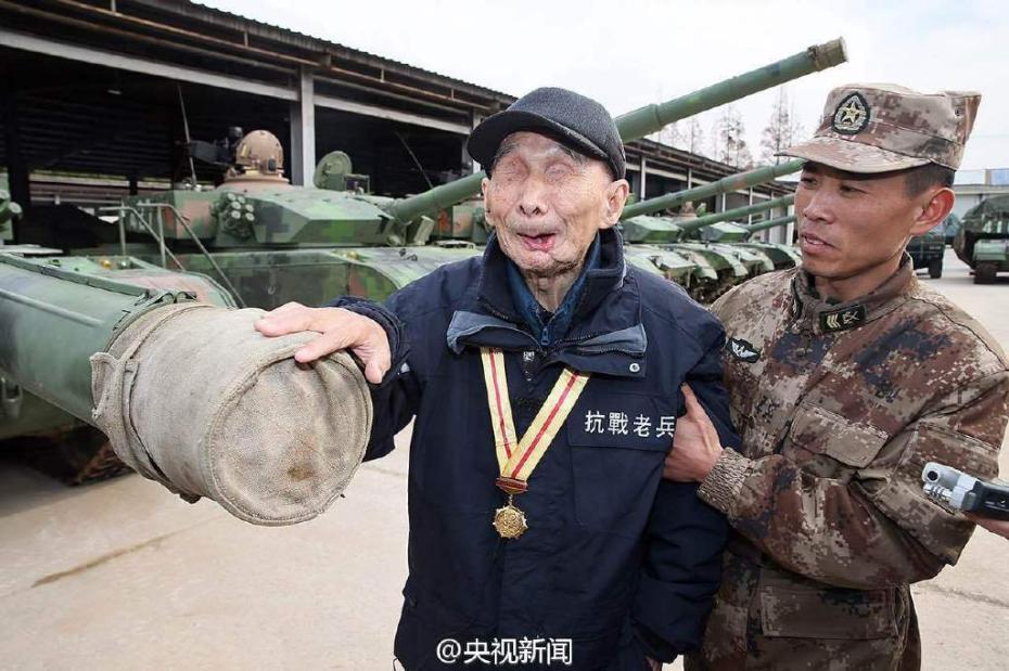 94歲抗戰老兵如願摸到中國新坦克 當場落淚