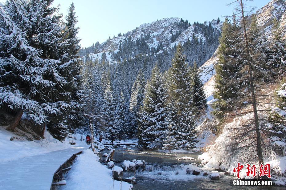 新疆天山天池冬季美景如畫吸引遊客