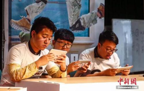 資料圖：北京大學和清華大學電競俱樂部的學生在北大進行了一場電競對抗賽。中新社記者 張浩 攝