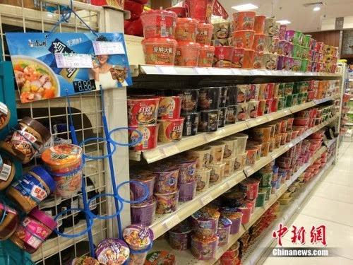 　　北京一家超市貨架上擺放的速食麵。中新網 邱宇 攝