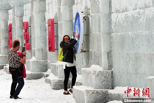1月28日，遼寧瀋陽，遊客在冰雪大世界遊玩。中新社記者 于海洋 攝