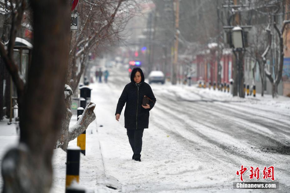 強冷空氣入侵 烏魯木齊遭大到暴雪襲城