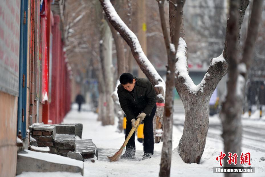 強冷空氣入侵 烏魯木齊遭大到暴雪襲城