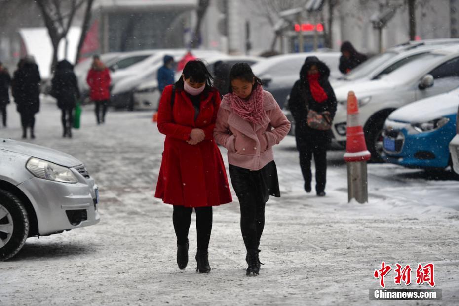 強冷空氣入侵 烏魯木齊遭大到暴雪襲城