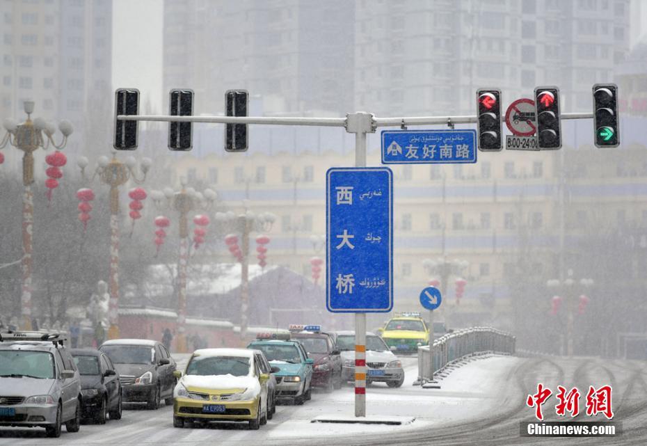 強冷空氣入侵 烏魯木齊遭大到暴雪襲城