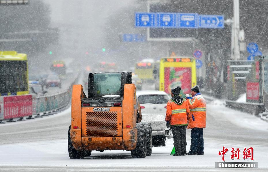 強冷空氣入侵 烏魯木齊遭大到暴雪襲城