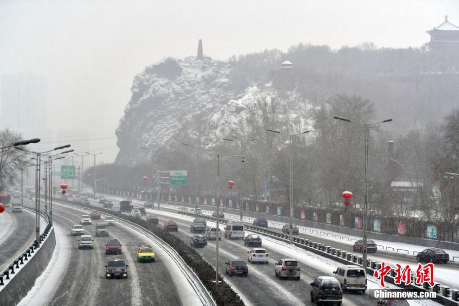 強冷空氣入侵 烏魯木齊遭大到暴雪襲城