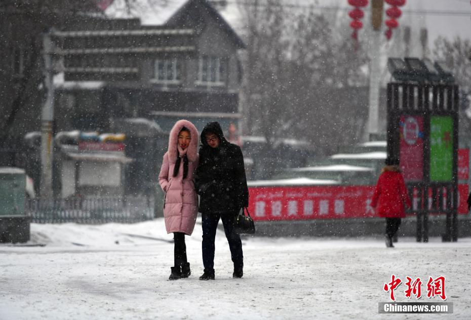 強冷空氣入侵 烏魯木齊遭大到暴雪襲城