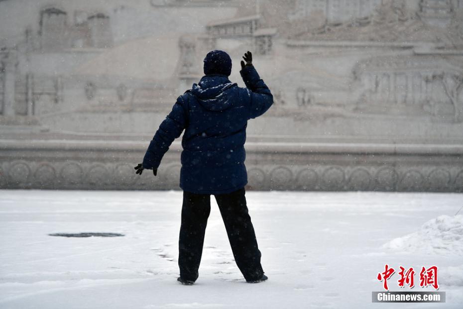 強冷空氣入侵 烏魯木齊遭大到暴雪襲城