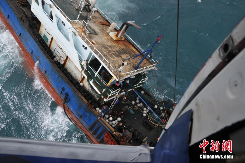 福建漁船臺灣海峽遇險 兩岸聯手救助11名漁民