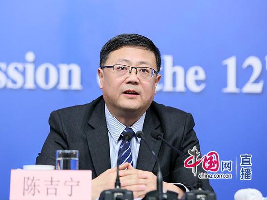 環保部部長陳吉寧回答記者提問。中國網 高聰 攝