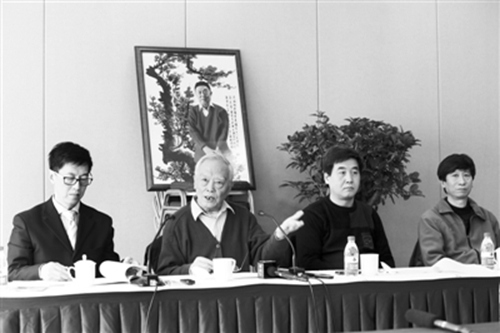  2013年3月，季羨林之子季承（左二）在媒體通氣會上。浦峰 攝 圖片來源：新京報