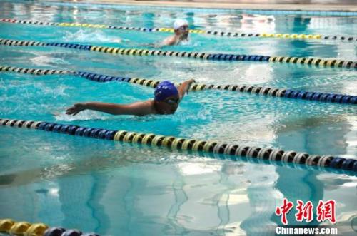 資料圖：游泳愛好者在比賽中。　王婧 攝