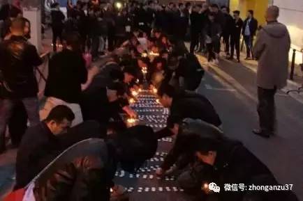 法國巴黎當地華人擺放蠟燭為死去同胞祈福。