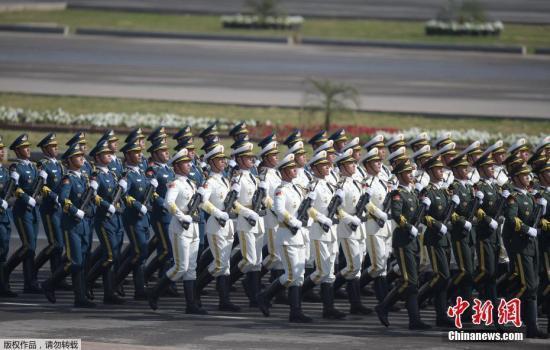 3月23日，在巴基斯坦首都伊斯蘭堡，中國軍人參加“巴基斯坦日”閱兵儀式。