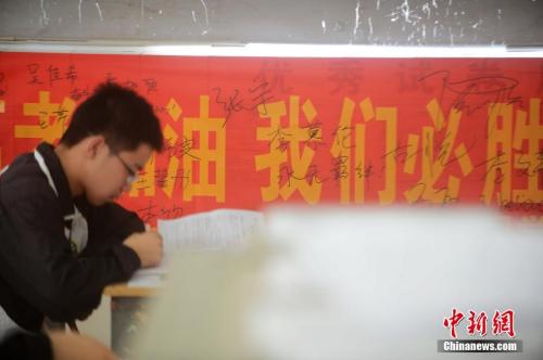 資料圖：2016年5月25日，江蘇揚州一所中學校園內挂滿了正能量勵志橫幅標語。孟德龍 攝