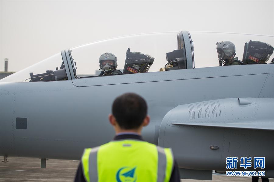 （圖文互動�軍事）（1）中國航空工業梟龍雙座戰鬥教練機01架在成都首飛