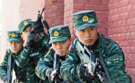李玉峰(右一)帶領官兵進行戰術訓練 李建軍 攝