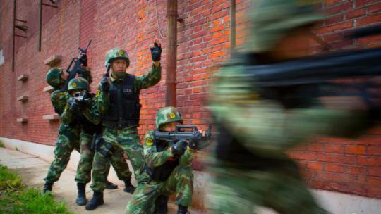 李玉峰(左三)指揮特戰隊員在演習中交替掩護 李建軍 攝