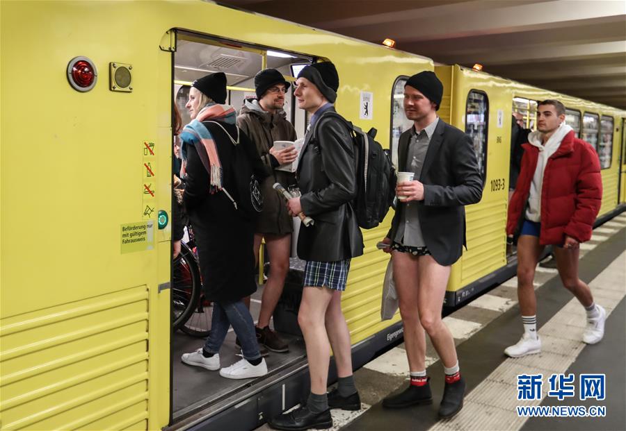 （國際）（1）柏林舉行“不穿褲子搭地鐵”活動
