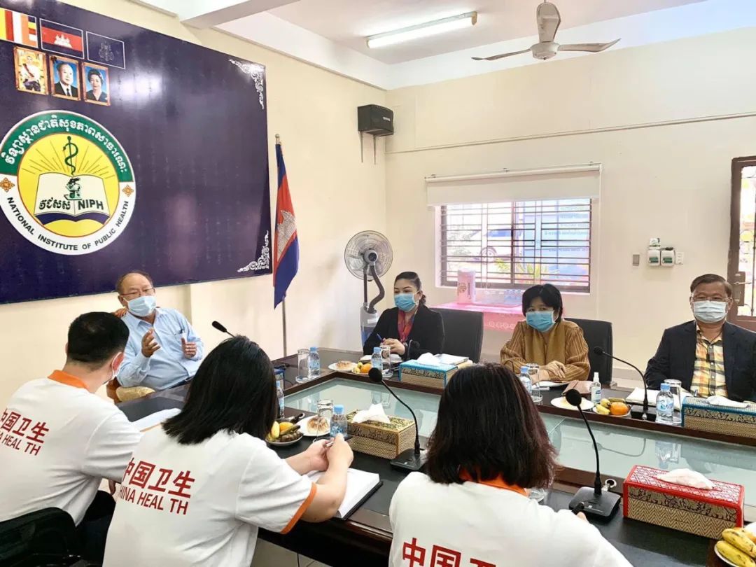  3月23日，中國援柬抗疫醫療專家組與柬埔寨衛生部會談。新華社發（專家組供圖）