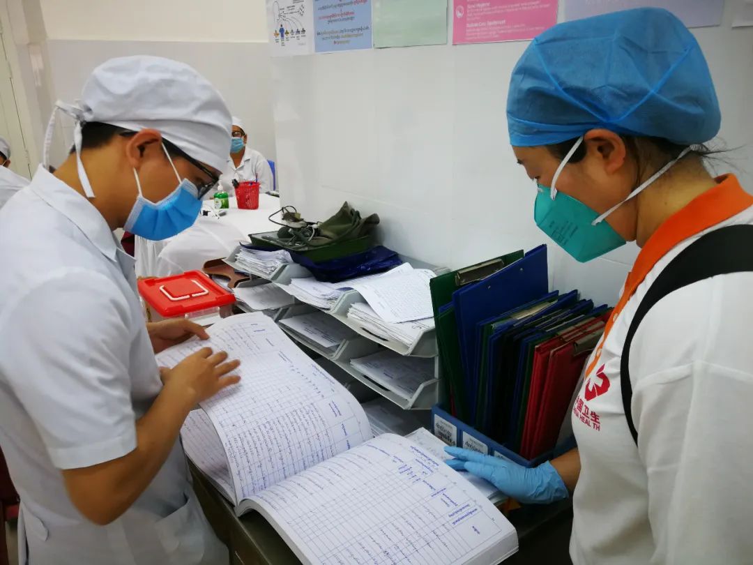  3月25日，中國援柬抗疫醫療專家組在當地轉診醫院調查門診患者登記情況。新華社發（專家組供圖）