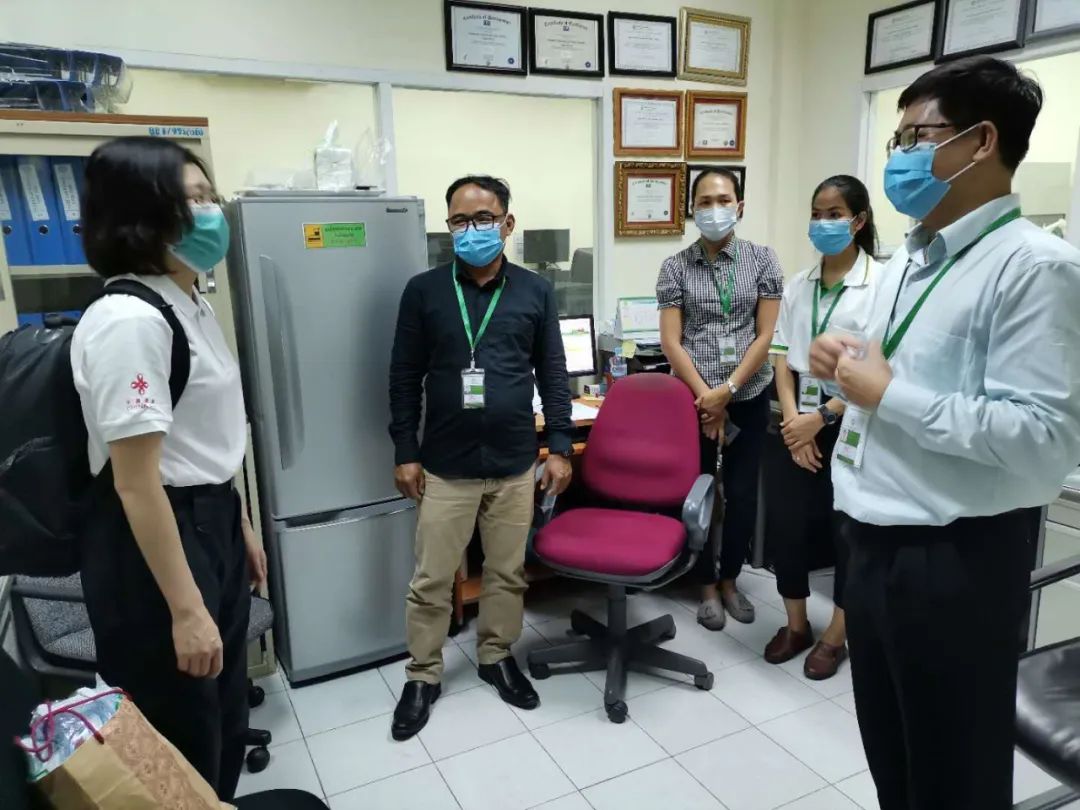  3月24日，中國援柬抗疫醫療專家組在柬埔寨衛生部國家公共衛生所病毒檢測實驗室調研。新華社發（專家組供圖）