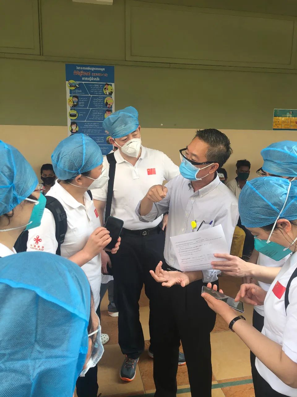  3月24日，中國援柬抗疫醫療專家組在柬蘇友誼醫院調研。新華社發（專家組供圖）