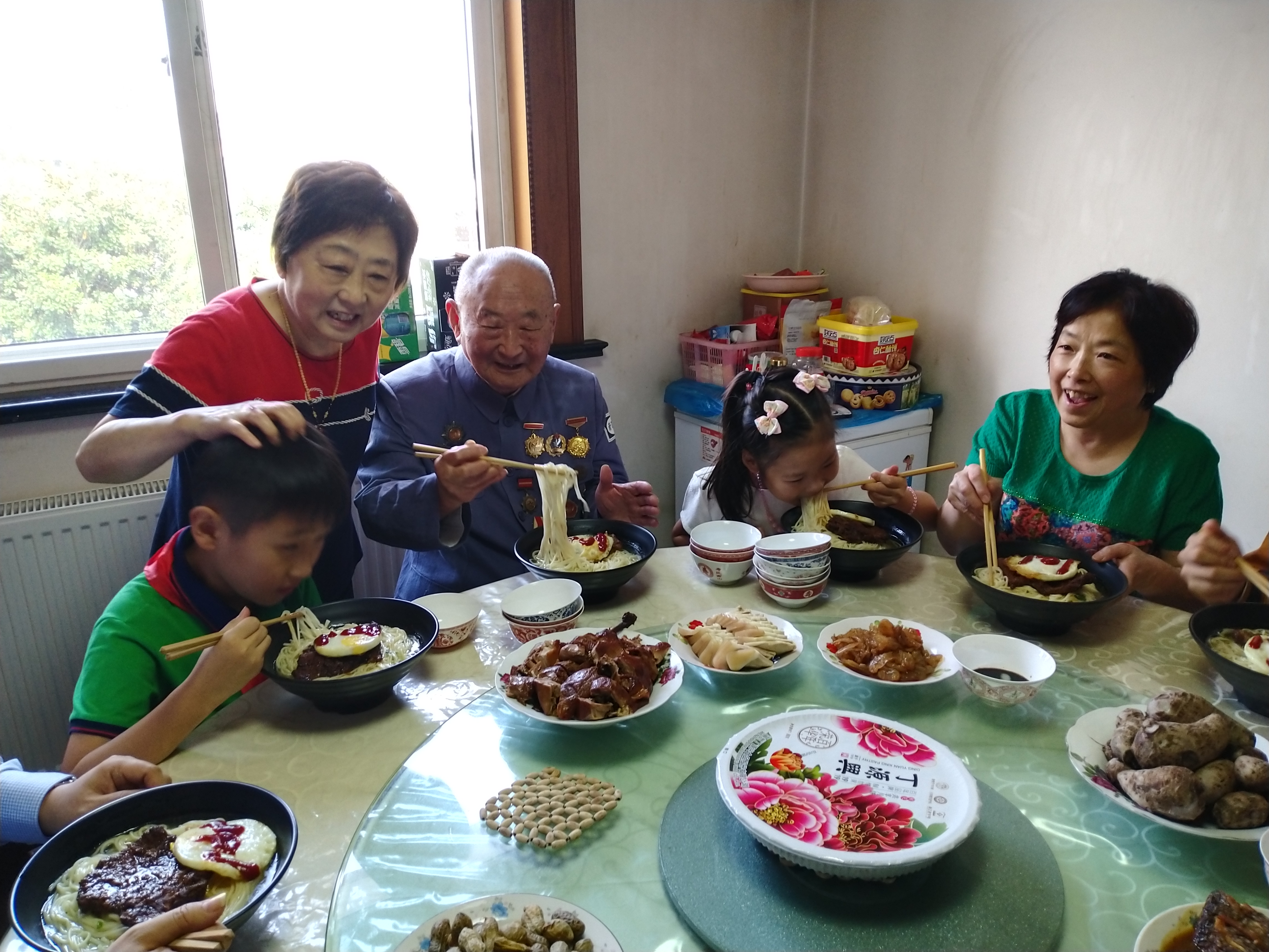 2020年10月1日，鮑奇（右三）和家人一起吃國慶面。龍鋼 攝