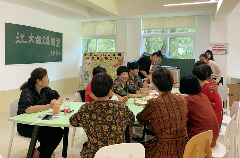 紹興市諸暨市江新社區為社區居民開辦了“江大姐公益課堂”，居民在這裡學到烘焙、編織等手藝。（央視網 鄭芳 攝）