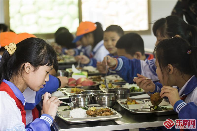 學生在實踐教育基地吃午餐。董觀生攝.jpg