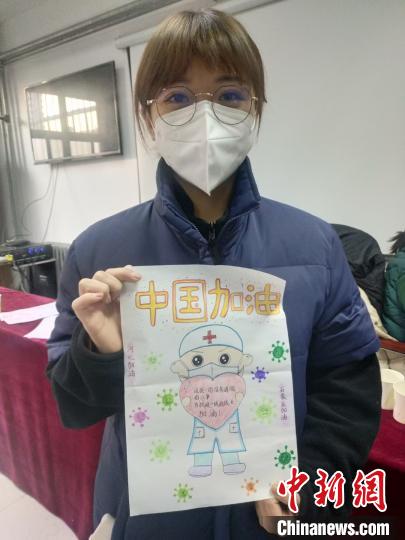 孩子們為醫療隊員送去表達感謝的圖畫。圖片由陸軍軍醫大學士官學校附屬醫院提供