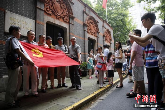 資料圖：上海市民在中共一大會址合影留念。<a target='_blank' href='http://www.chinanews.com/'><p  align=